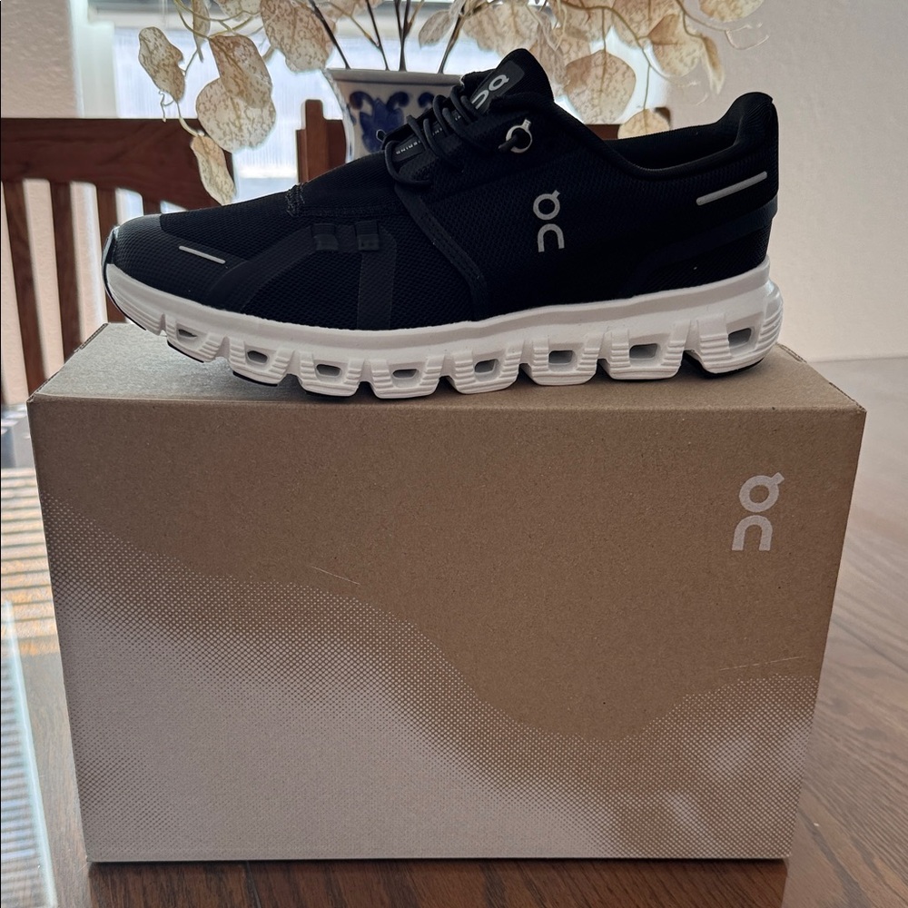 On Cloud 6 Sneaker in Black/White size 8 Women’s